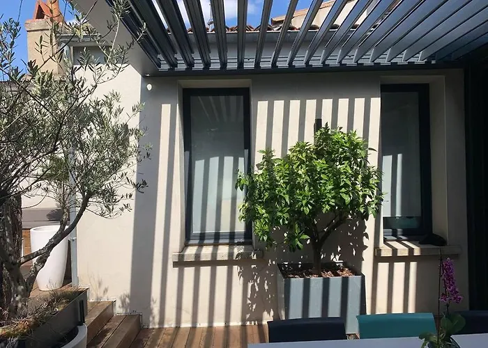 Maison contemporaine plein centre piscine &jacuzzi