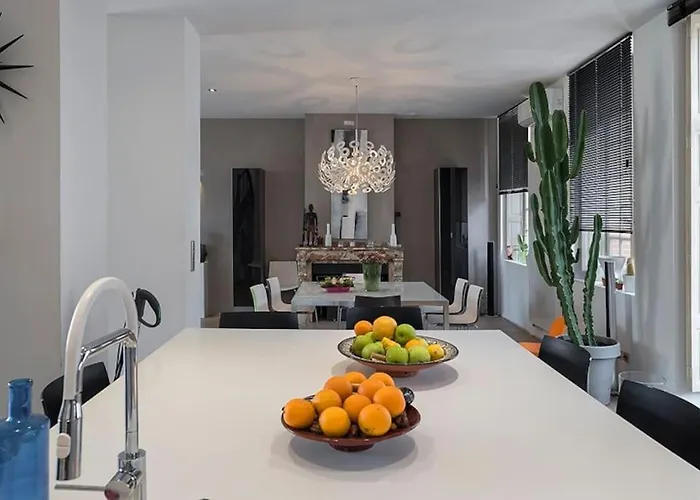 Maison contemporaine plein centre piscine &jacuzzi